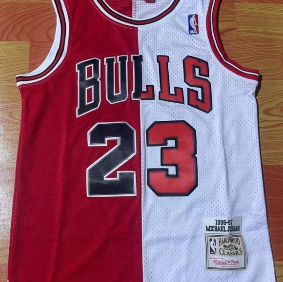 Chicago Bulls Michael Jordan RED/WHITE 1996-97 Hardwood Classics Jersey - Picture 4 of 4